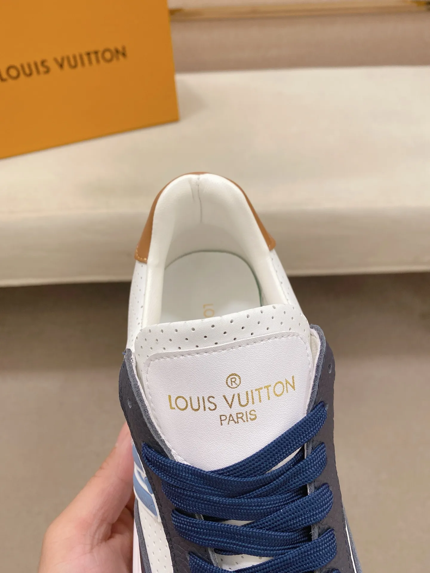 Men's shoes 💰: 420💰🎉🎉LV~Louis Vuitton trendy men's shoes New shipments Latest matching The same style as the official website Super high quality Hot sales of the season [strong] [strong] [strong] Selected first-layer cowhide, comfortable cowhide lining, original last, comfortable on the foot, wear-resistant rubber outsole Size number: 38-44.